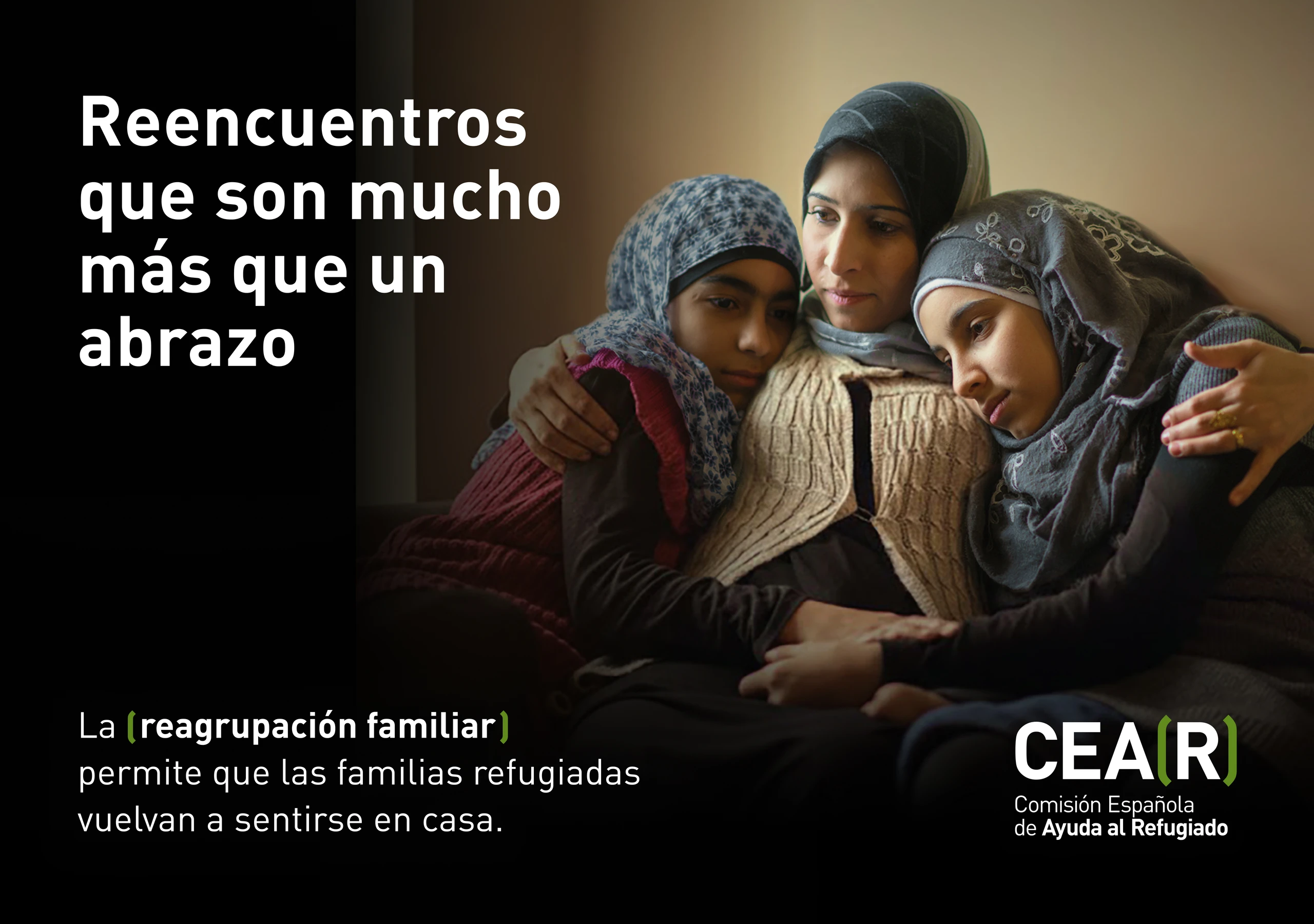 Pieza de la campaña con tres personas juntas y el mensaje Reencuentros que son mucho más que un abrazo.